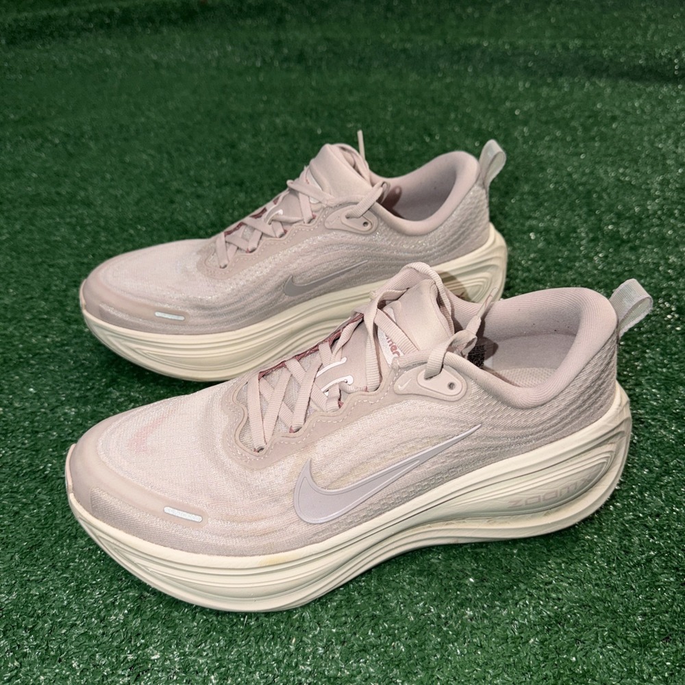Women 10, Men 8.5  Nike Vomero Plus HV8154-605 Silt Red Platinum Violet Chalk
